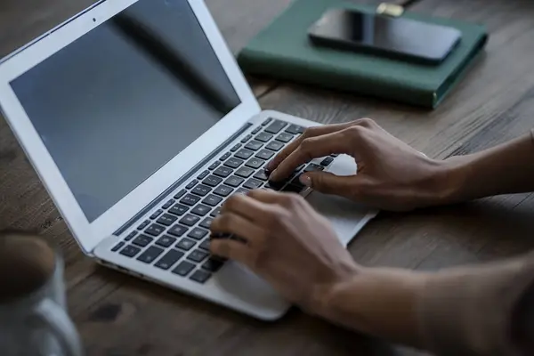 Närbild Kvinnlig Hand Skriva Laptop Tangentbord Frilansare Som Jobbar Med Stockbild