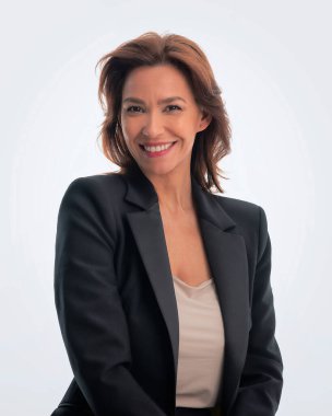 Siyah takım elbiseli esmer kadın portresi ve izole edilmiş beyaz arka plana gülümseyen neşeli bir gülümseme. Boşluğu kopyala. 