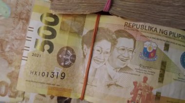 Zengin, finans ve para birimlerini ön plana çıkaran açık sarı Filipin 500 peso banknotunun detaylı görüntüleri. Filipin parasına odaklanan finansal, bankacılık ve ekonomik içerik için ideal.