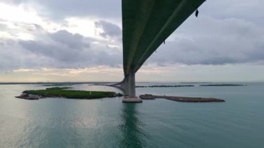 Cebu Cordova Link Otoyolu, Filipinler 'in en uzun kablolu geçiş ücreti köprüsü, Mactan Kanalı üzerinden Cordova' ya doğru ilerliyor..