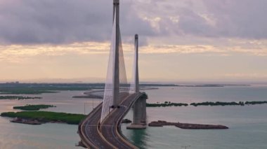 Güneş doğarken Cebu Cordova Link Ekspres Yolu 'nun yükselen hava manzarası Filipinler' in en uzun kablolu geçiş ücretli köprüsünü Mactan Kanalı üzerinde gösteriyor..