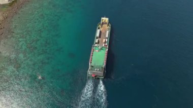 Lipata Limanı, Surigao City 'ye yanaşan Roll-on / Roll feribot perspektifi Leyte ve Surigao arasında güneşli gökyüzü altında sorunsuz seyahat ve taşımayı kolaylaştırır..