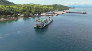 Surigao del Norte, Filipinler - 02-09-2025. Karadağ 'ın, Surigao City' deki Lipata Limanı 'na varan, güneşli mavi gökyüzü altında Leyte ve Surigao arasında bağlantı ve nakliye aracının havadan çekilmiş görüntüleri..