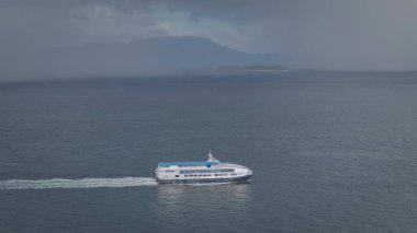 Hızlı Kedi Hızlı Feribot Leyte Körfezi 'nden Surigao şehrine doğru ilerliyor.