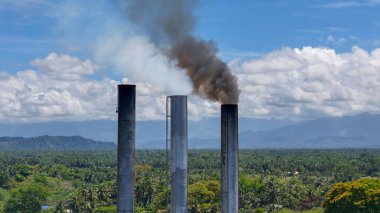 Sanayi Dumanı Mindanao 'daki Butuan Ormanı' nın tepesine Plume yayıyor.