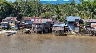 Durgun Shanty Evleri Mindanao 'daki Agusan Nehir Bankası