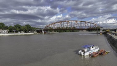 Kurtarma botu Agusan Nehri 'ndeki Magsaysay Köprüsü' nün altında demirlemiş.