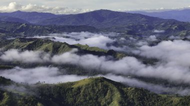 Misty Mountain Ridges Claveria, Misamis Oriental 'de alçak bulutlar tarafından kucaklanıyor.