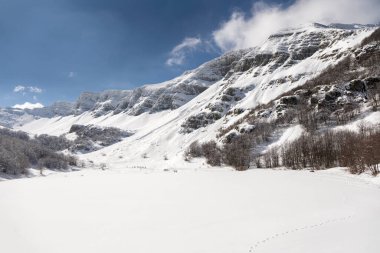 Parco Naturale del Frignano, Pievepelago (MO), Appenino tosco-emiliano: vista invernale del Lago Baccio 1550 metri sul livello del mare, sullo sfondo le pendici del monte Giovo
