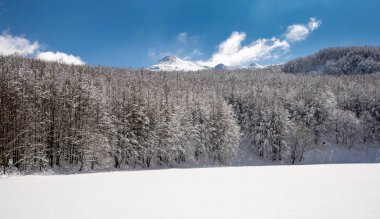 Parco Naturale del Frignano, Pievepelago (MO), Appenino tosco-emiliano: vista invernale del Lago Baccio 1550 metri sul livello del mare, sullo sfondo la vetta del monte Rondinaio Lombardo, 1825 metri sul livello del mare.