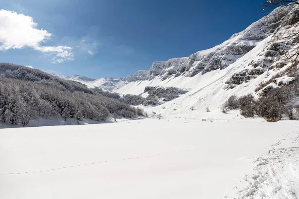 Parco Naturale del Frignano, Pievepelago (MO), Appenino tosco-emiliano: vista invernale del Lago Baccio 1550 metri sul livello del mare, sullo sfondo le pendici del monte Giovo