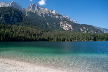 Il lago di Tovel un lago alpino situation ato nella val di Tovel, sul territorio del comune di Ville d 'Anaunia in Val di Non, a ununtitudine di 1177 m. Her şey yolunda, del Parco Naturale Adamello-Brenta.