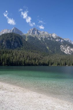 Il lago di Tovel un lago alpino situation ato nella val di Tovel, sul territorio del comune di Ville d 'Anaunia in Val di Non, a ununtitudine di 1177 m. Her şey yolunda, del Parco Naturale Adamello-Brenta.