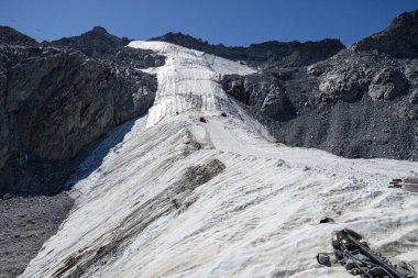 Il ghiacciaio Presena un ghiacciaio del Gruppo della Presanella, posto ad un un' altitudine compresa I 2.700 ed i 3.000 m, durante l 'estate viene coperto con special ali teli per rallentare lo scioglimento dovuto alte temperature