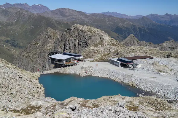 La stazione della cabinovia a Passo Paradiso, per andare al ghiacciaio Presena, Trentino