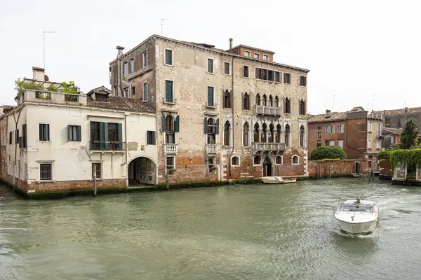 stock image Venice, Italy: glimpse of a charming Venetian calle (street) in the Cannaregio sestiere (district)