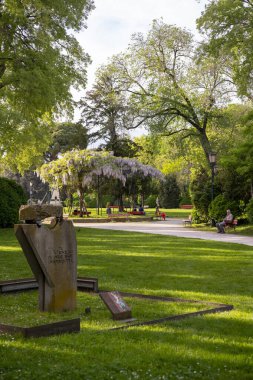 Venedik, İtalya: Bienale Bahçeleri tarihi merkezin en büyük yeşil bölgesini oluşturmakta ve Venedik Uluslararası Sanat Sergisi 'ne ev sahipliği yapmaktadır.