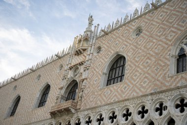 Venedik, İtalya: Palazzo Ducale 'nin ön cephesi ilkbaharda gün batımının ışığında