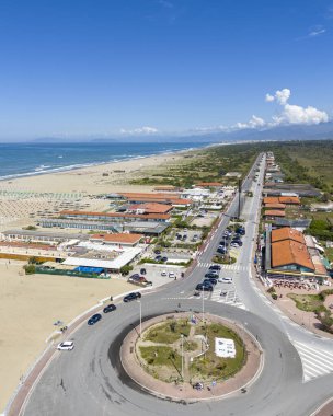 Tuscany 'deki Viareggio belediyesi Torre del Lago marinasının bahar havası manzarası.