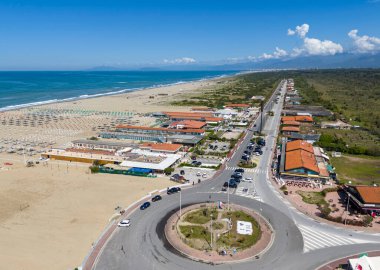 Tuscany 'deki Viareggio belediyesi Torre del Lago marinasının bahar havası manzarası.
