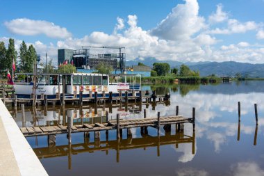 Torre del Lago Puccini, Lucca, İtalya: Piazza Belvedere Puccini 'nin manzarası, Maestro Puccini' nin ölümünden 100 yıl sonra Haziran 2024 'te yenilendi ve açıldı.