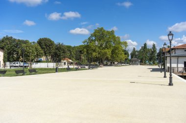 Torre del Lago Puccini, Lucca, İtalya: Piazza Belvedere Puccini 'nin manzarası, Maestro Puccini' nin ölümünden 100 yıl sonra Haziran 2024 'te yenilendi ve açıldı.