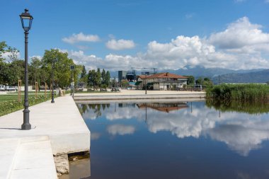 Torre del Lago Puccini, Lucca, İtalya: Piazza Belvedere Puccini 'nin manzarası, Maestro Puccini' nin ölümünden 100 yıl sonra Haziran 2024 'te yenilendi ve açıldı.