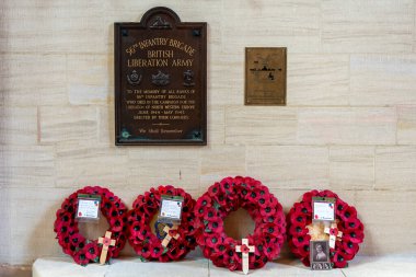 Bayeux, Fransa - 17 Haziran 2024: Cathdrale Notre-Dame de Bayeux 'da düşen D-Day' in anısına