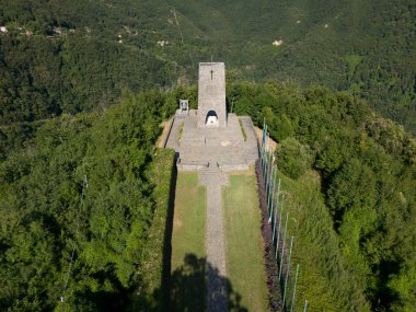 Sant 'Anna di Stazzema, İtalya - 16 Temmuz 2024: Köyün yukarısındaki Col di Cava' daki Nazi-faşist katliamının kurbanlarının anıtı