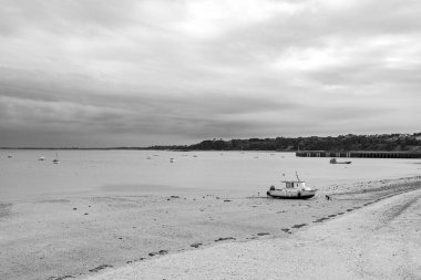  Fransa: Cancale, Brittany sahilinde bulutlu bir bahar akşamında gelgit