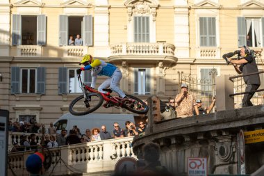 Cenova, İtalya - 20 Ekim 2024: Dünyanın en ünlü kenti Red Bull Cerro Abajo, Avrupa 'da, Cenova' da ilk kez gerçekleştirildi: bitiş çizgisinden önceki son büyük atlama. 