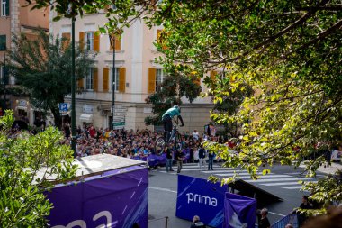 Cenova, İtalya - 20 Ekim 2024: Dünyanın en ünlü kenti Red Bull Cerro Abajo, Avrupa 'da, Cenova' da ilk kez yapıldı: Goffredo Villa Meydanı 'ndaki büyük atlama. 