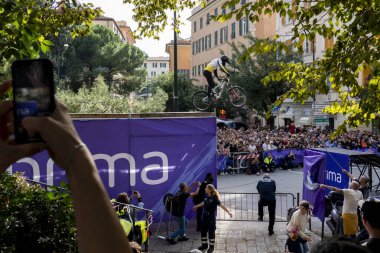 Cenova, İtalya - 20 Ekim 2024: Dünyanın en ünlü kenti Red Bull Cerro Abajo, Avrupa 'da, Cenova' da ilk kez yapıldı: Goffredo Villa Meydanı 'ndaki büyük atlama. 
