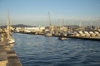 Viareggio, İtalya: Kentin ikonik bir yeri, denize doğru uzanan Burlammacca kanalı ve rıhtımdaki gezinti alanı