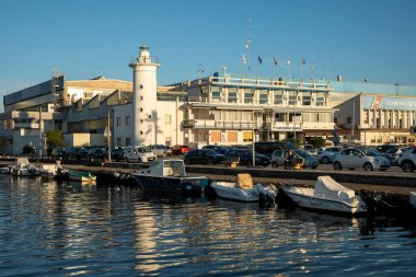 Rıhtımdaki Burlamacca kanalı ve eski deniz feneri şimdi kullanılmaz hale getirildi ve bir anıta dönüştürüldü.