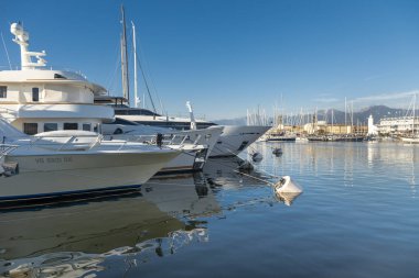 Viareggio rıhtımı, tekneleri, yatları ve lüks tekneler üreten ünlü tersaneleri.