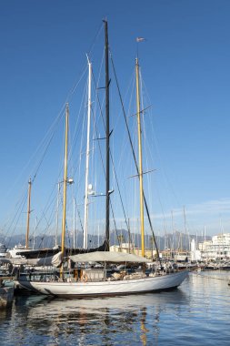 Viareggio rıhtımı, tekneleri, yatları ve lüks tekneler üreten ünlü tersaneleri.