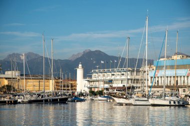 Viareggio rıhtımı, tekneleri, yatları ve lüks tekneler üreten ünlü tersaneleri.