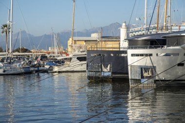 Viareggio rıhtımı, tekneleri, yatları ve lüks tekneler üreten ünlü tersaneleri.