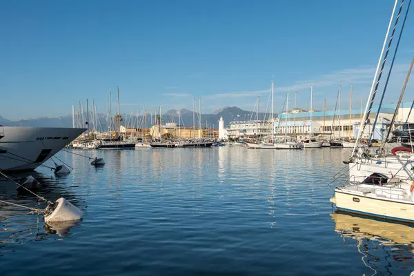 Viareggio rıhtımı, tekneleri, yatları ve lüks tekneler üreten ünlü tersaneleri.