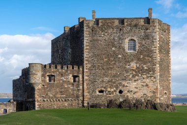 İskoçya: Bahçesinden Karanlık Kale manzarası