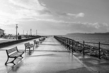 Sonbahar günü Largs gezinti yapıyor. Largs, İskoçya 'nın güneybatı kıyısında, Kuzey Ayrshire konsey bölgesinin bir parçası olan ve Clyde Firth' e bakan bir tatil beldesi..