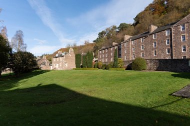 New Lanark manzarası. New Lanark, Clyde Nehri üzerindeki bir İskoç köyüdür. Pamuk fabrikası işçilerinin evlerini ve pamuk fabrikalarını inşa eden David Dale tarafından 1786 'da kuruldu..
