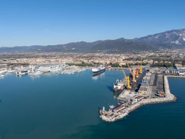 Marina di Carrara Limanı yakınlardaki Apuan Alplerinden çıkarılan mermer bloklar