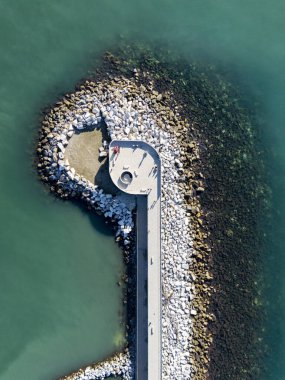 Tuscany 'deki Marina di Carrara ticari limanının dalgakıranı üzerine inşa edilen yeni rıhtım manzarası.