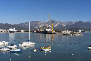 Marina di Carrara Limanı yakınlardaki Apuan Alplerinden çıkarılan mermer bloklar