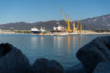 Marina di Carrara Limanı yakınlardaki Apuan Alplerinden çıkarılan mermer bloklar