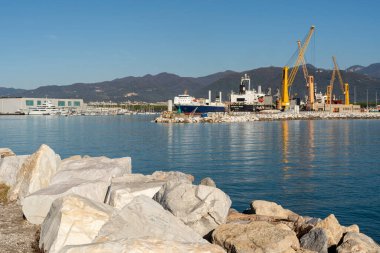 Marina di Carrara Limanı yakınlardaki Apuan Alplerinden çıkarılan mermer bloklar