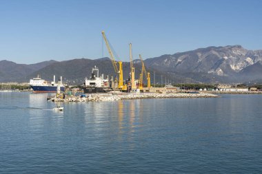 Marina di Carrara Limanı yakınlardaki Apuan Alplerinden çıkarılan mermer bloklar