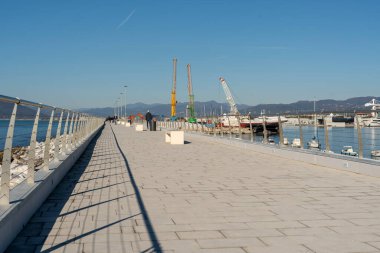 Tuscany 'deki Marina di Carrara ticari limanının dalgakıranı üzerine inşa edilen yeni rıhtıma bir göz atalım.